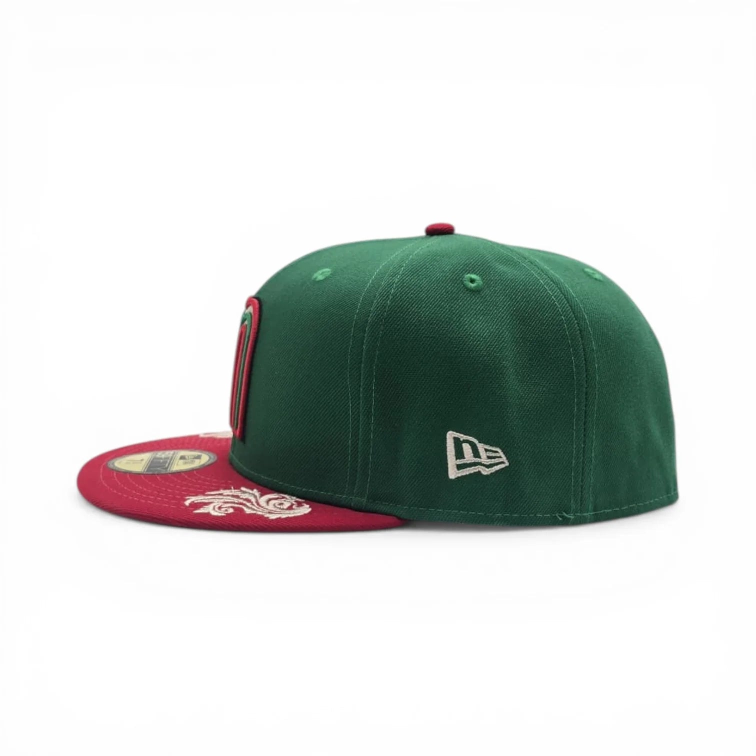 Gorra New Era 59Fifty cerrada: verde, con bordado en rojo y blanco, visera roja y parte inferior gris.