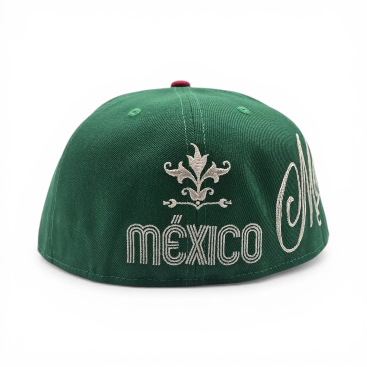 Gorra New Era 59Fifty cerrada: verde, con bordado en rojo y blanco, visera roja y parte inferior gris.
